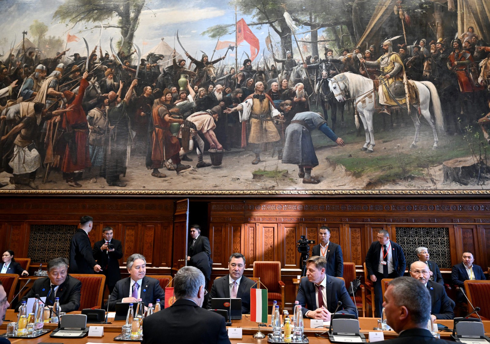 ТАМЫРЫ БИР ЭЛДИН КЫЗМАТТАШТЫГЫ КҮЧӨЙТ