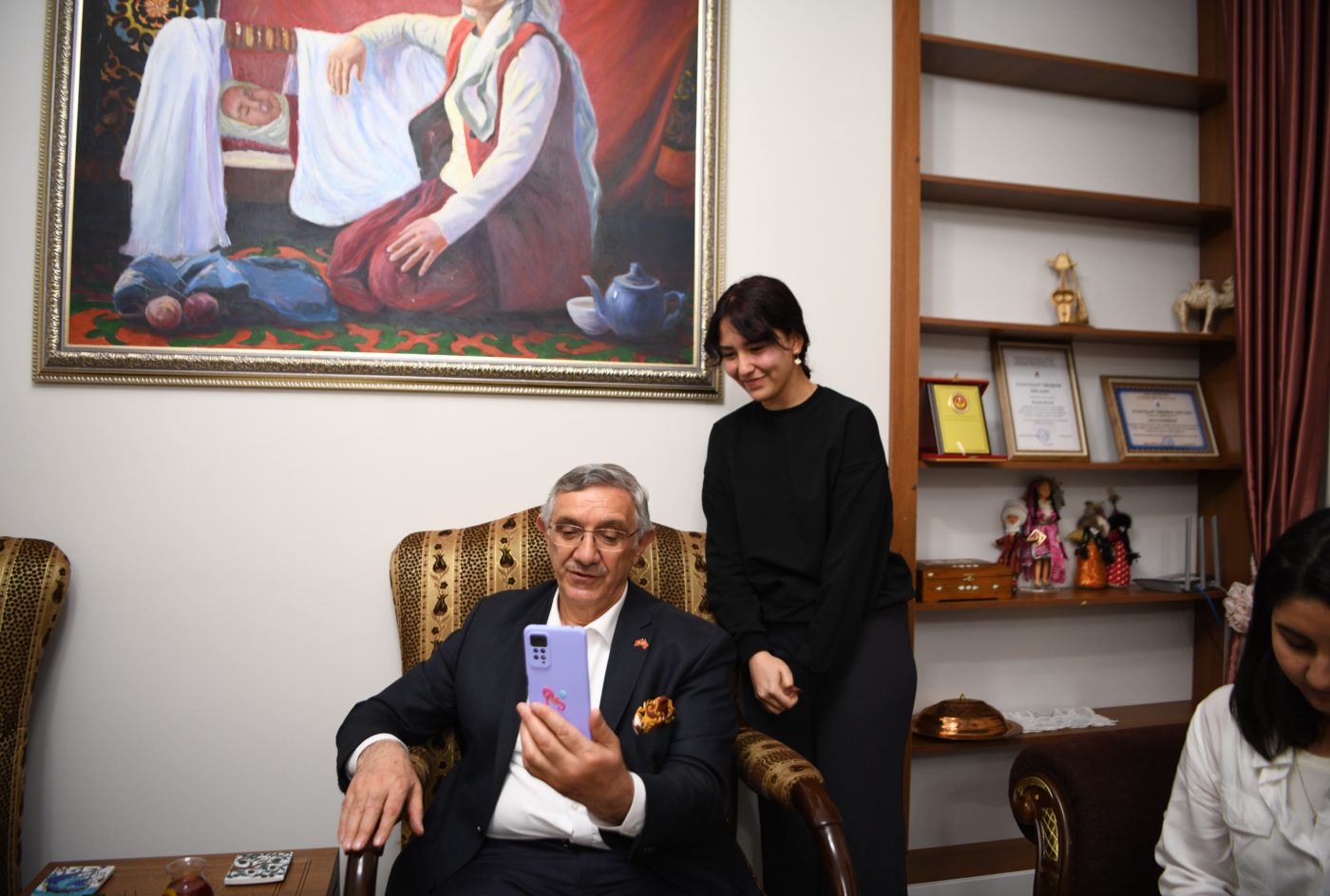 Ректор Алпаслан Жейлан өз үйүндө студенттерге ооз ачырды