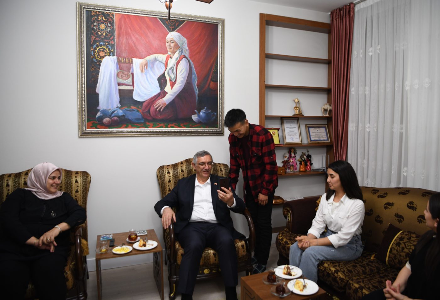 Ректор Алпаслан Жейлан өз үйүндө студенттерге ооз ачырды