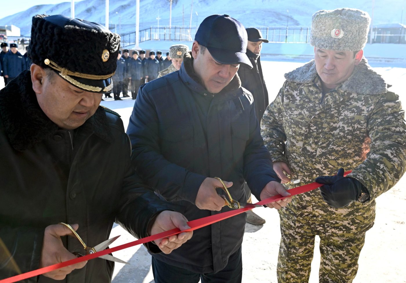 Садыр Жапаров Нарындагы «Торугарт-2» көзөмөл-өткөрүү пунктун ачты