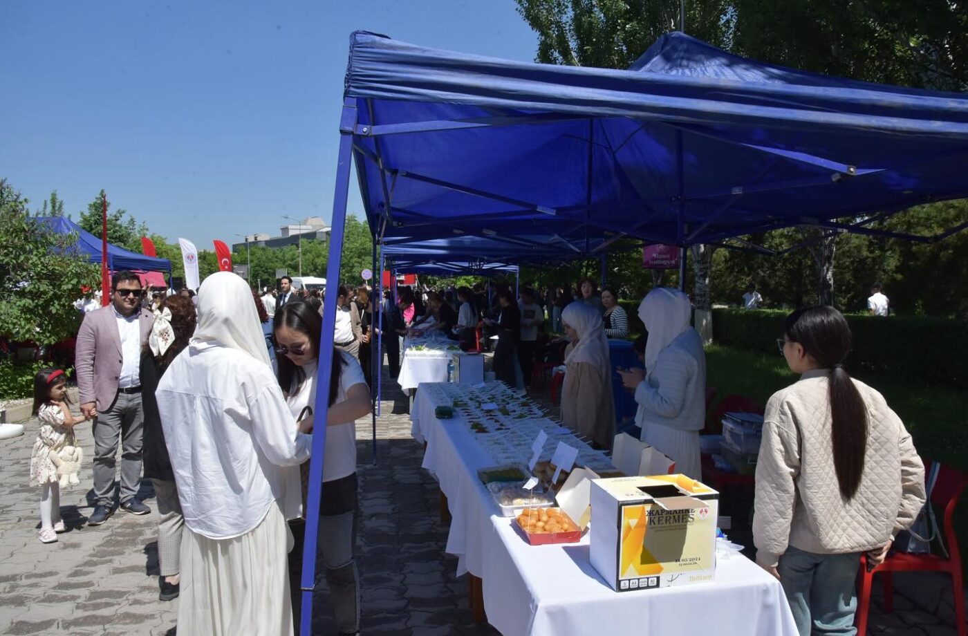 «Манас” университетинде лейкоз менен ооруган балдар үчүн жарманке уюштурулду