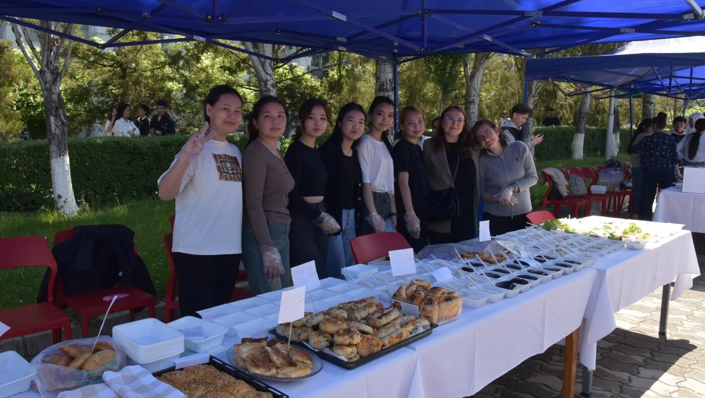 «Манас” университетинде лейкоз менен ооруган балдар үчүн жарманке уюштурулду