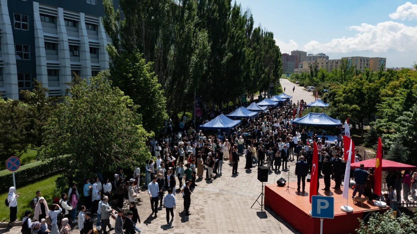 «Манас” университетинде лейкоз менен ооруган балдар үчүн жарманке уюштурулду